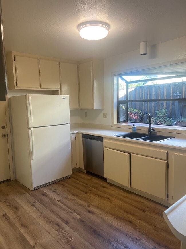 Building Photo - Beautiful 3 Bedroom 2 Bath in Great Neighb...