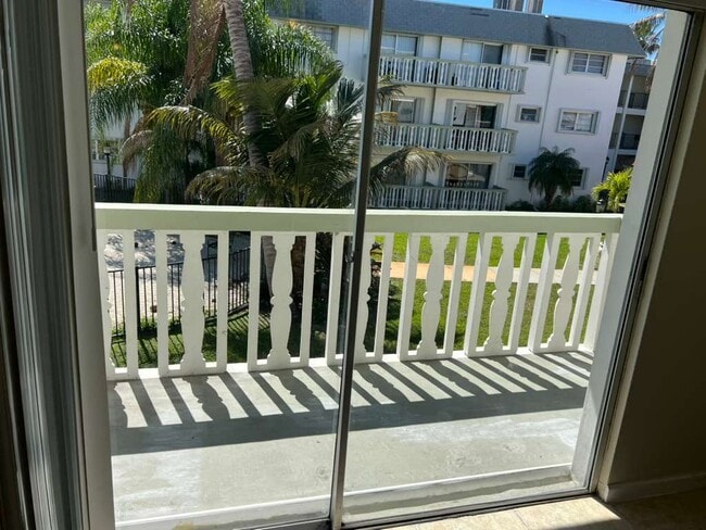 Building Photo - 15225 NE 6th Ave