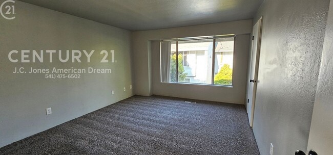 Building Photo - 2 Bed, 1.5 Bath Town Home North Medford