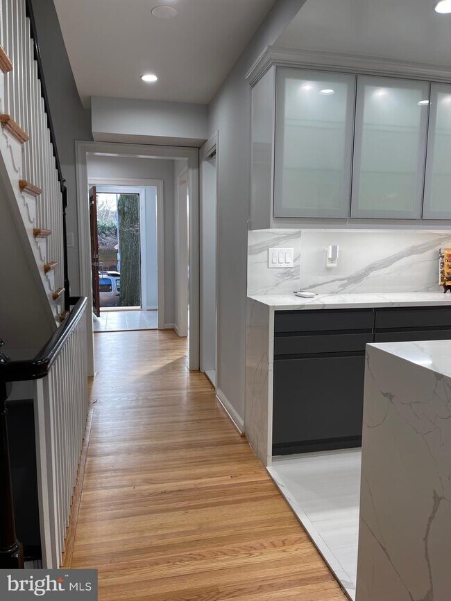 Building Photo - 519 G St SW