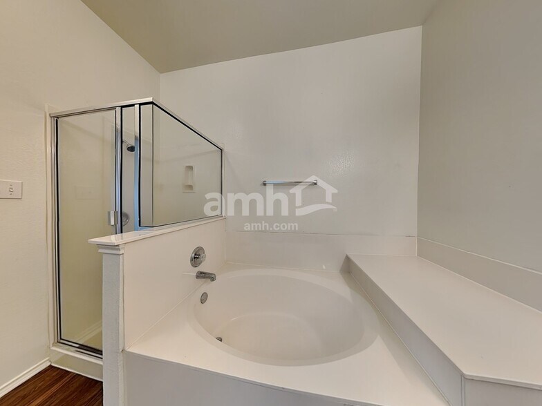 Building Photo - 121 Campos Dr