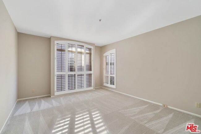 Building Photo - 410 S Barrington Ave