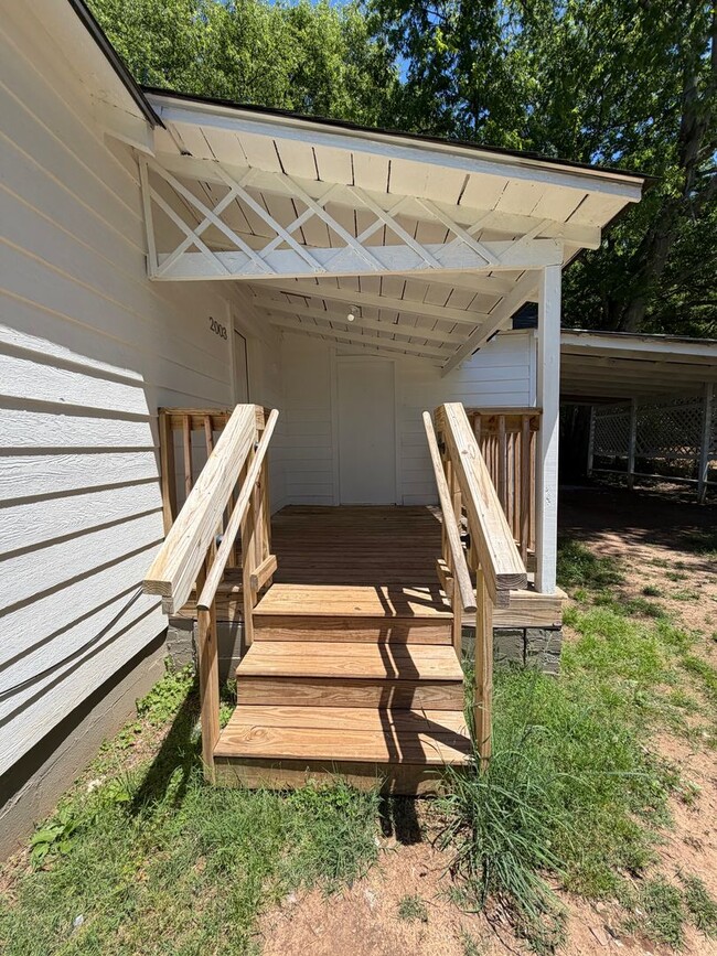 Building Photo - Renovated 1/1 House in East Rome- $995