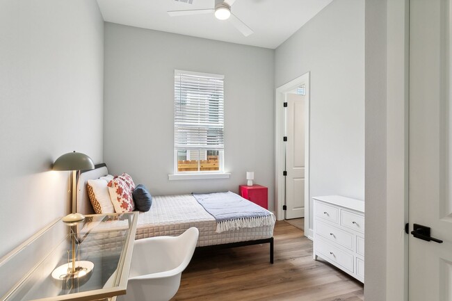 Building Photo - Brand New Unit - 1 Block From Brunos
