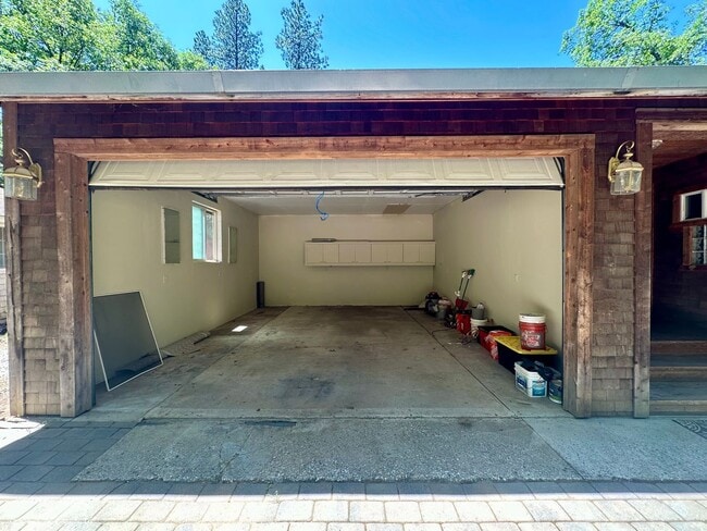 Building Photo - 4 Bedroom 2.5 Bathroom Home on 2 Acres Clo...