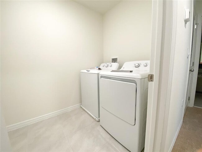 Building Photo - 495 Lily Ln