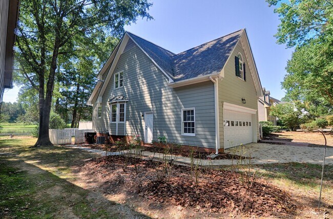 Building Photo - Delightful in Downing Creek