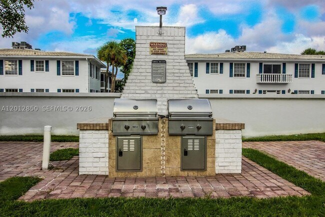 Building Photo - 2200 NE 66th St