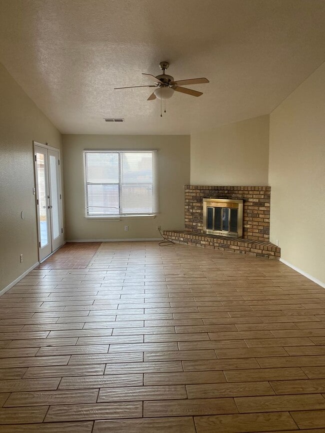 Building Photo - NICE 3 BEDROOM HOME