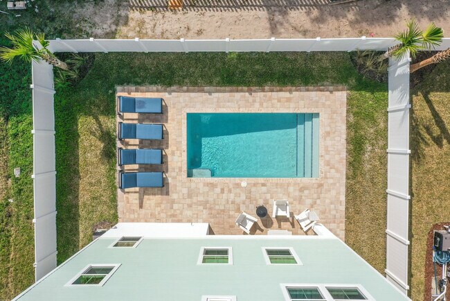 Building Photo - 105 8th St