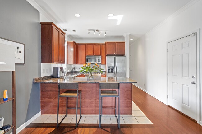 Building Photo - 2539 W Warren Blvd