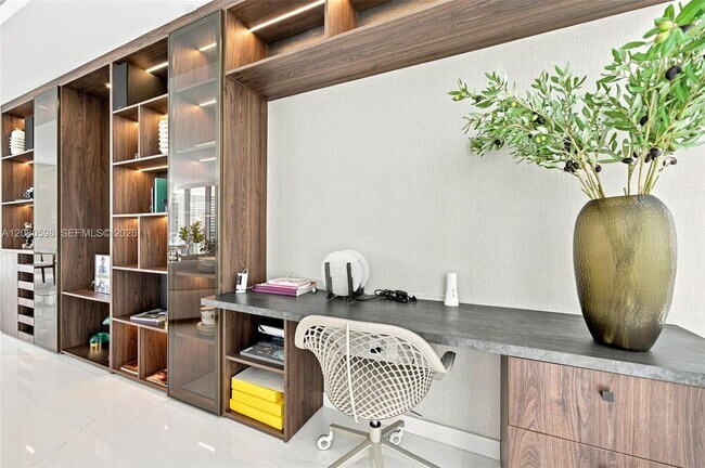 Building Photo - 300 Biscayne Blvd Way
