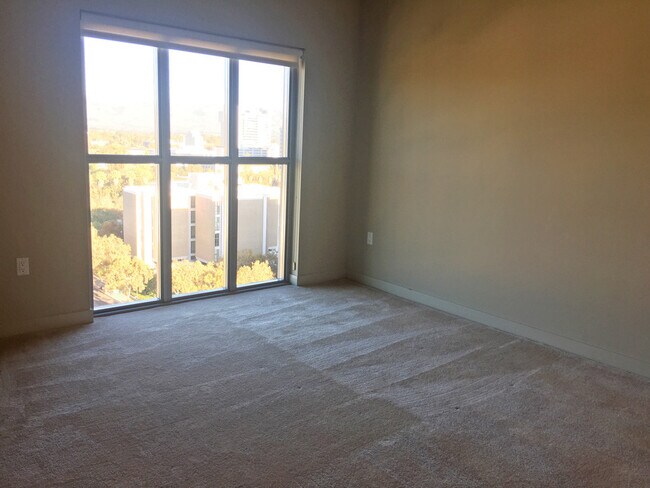 Building Photo - Fantastic 2 Bed/2Bath Penthouse with Panor...