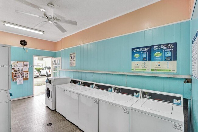 Building Photo - 10804 N Kendall Dr