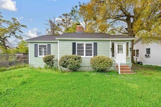 Building Photo - 206 Pinehill Dr