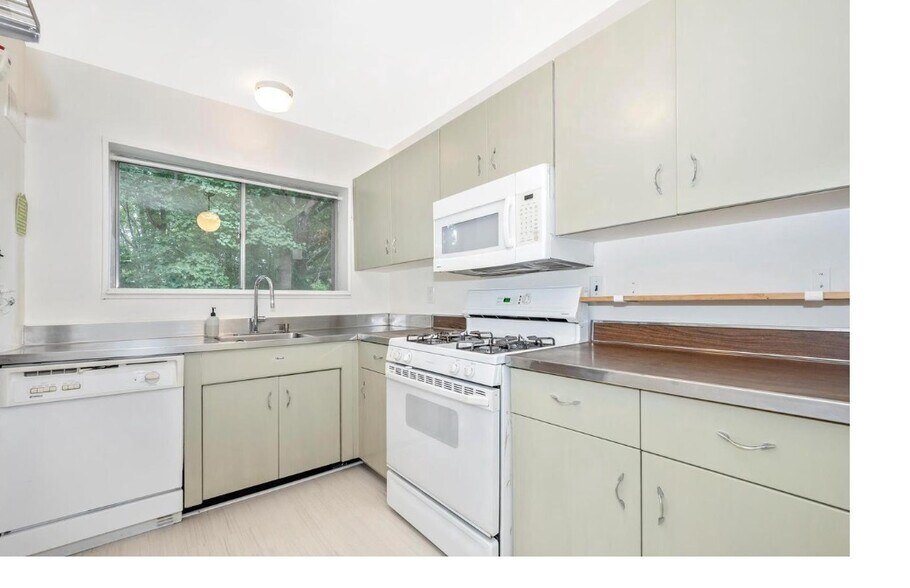 Building Photo - 10619 Montrose Ave