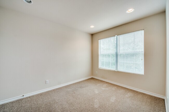 Building Photo - 7811 Kingsbury Wood