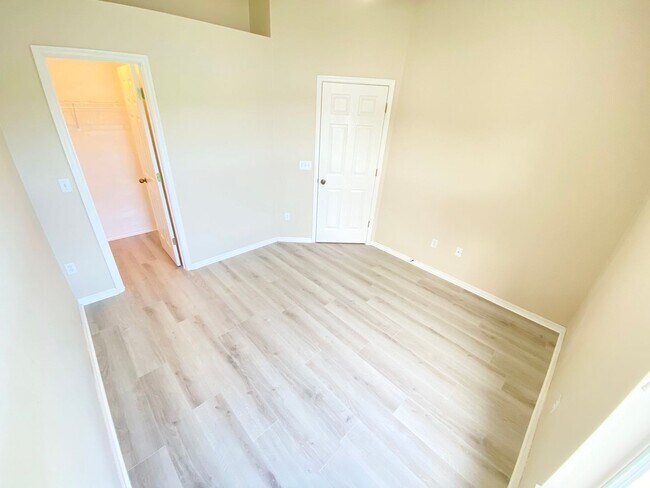 Building Photo - Beautiful Home with Water View in Waterford Lakes!