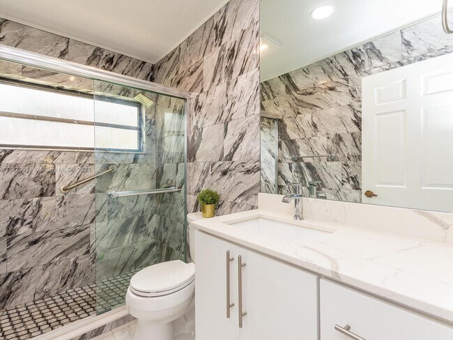 Building Photo - 741 E Plantation Cir