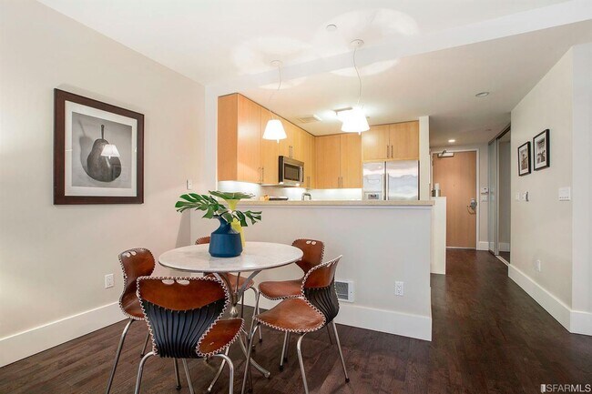 Building Photo - Spacious Centrally Located 1 bed + Den/ 1....