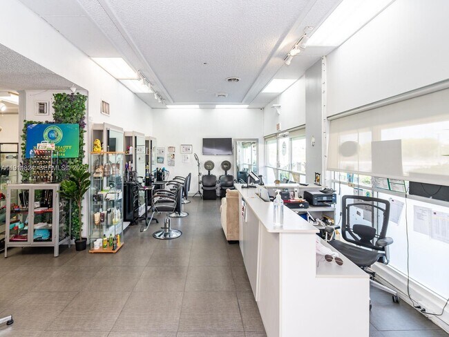 Building Photo - 18011 Biscayne Blvd