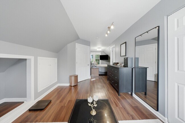 Building Photo - 437 W 44th Pl