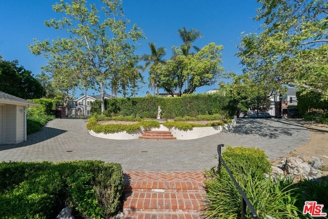 Building Photo - 510 Toyopa Dr