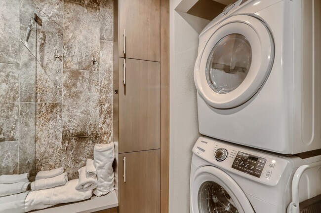 Building Photo - Modern 1 BDR Condo in Holiday Neighborhood