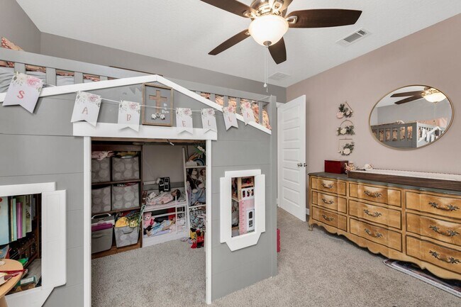 Building Photo - 3 bedrooms 2 bathrooms