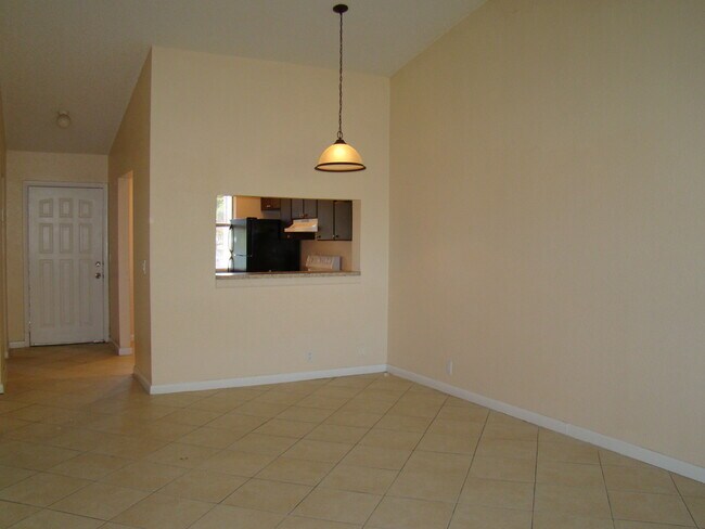 Building Photo - Spacious 2bd/2ba + up to 3 Months Off