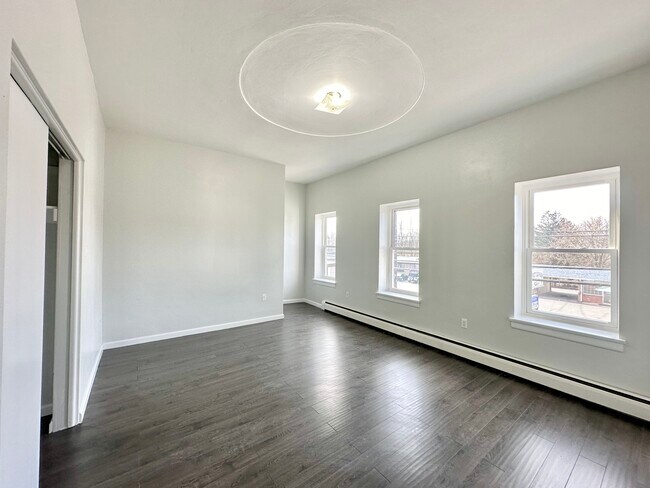 Building Photo - 449 N Main St