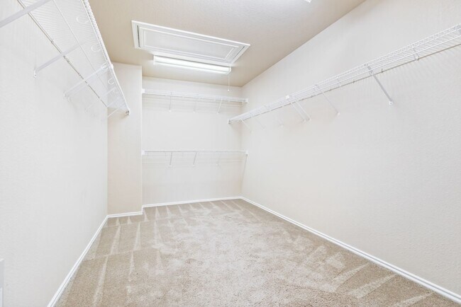 Building Photo - 4 Bedroom/2.5 Bath Wildhorse Subdivision