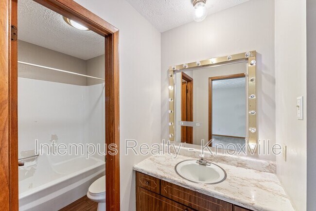 Building Photo - 8738 Gleason Dr