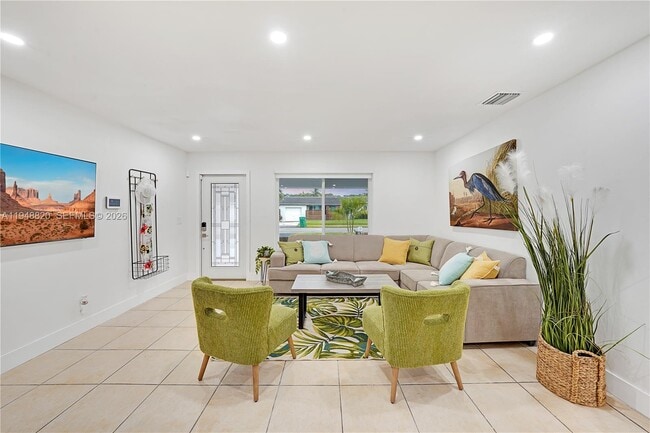 Building Photo - 4711 SW 42nd Terrace