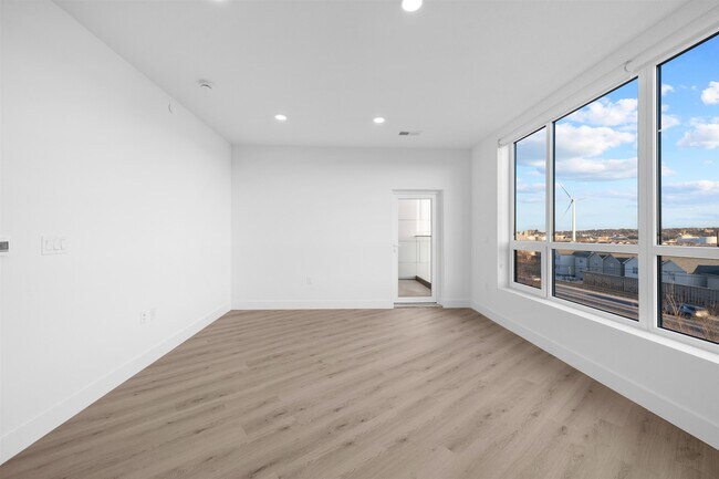 Building Photo - 17 Ave E