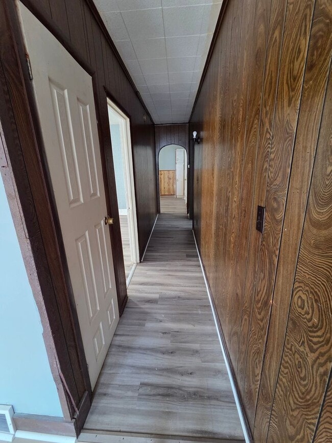 Building Photo - 612 E 14th St