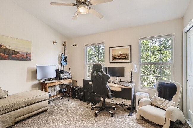 Building Photo - Evolve Real Estate: Spacious 3 Bed 3 bath Townhouse  in LITTLETON! Available 7/5/2026!