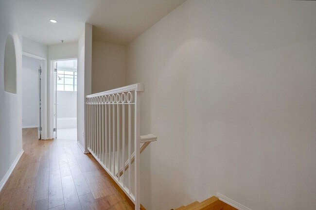 Building Photo - 852 N Poinsettia Pl