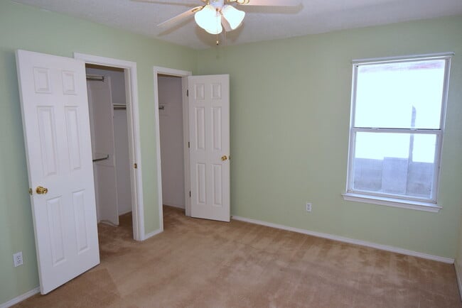 Building Photo - 3 Bed 2 Bath 1700 SF