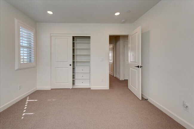 Building Photo - 946 Blackstone Dr
