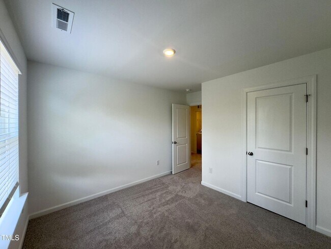 Building Photo - 414 Rowe Wy