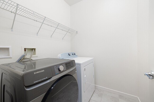 Building Photo - Beautifully Updated 3-Bedroom Detached hom...
