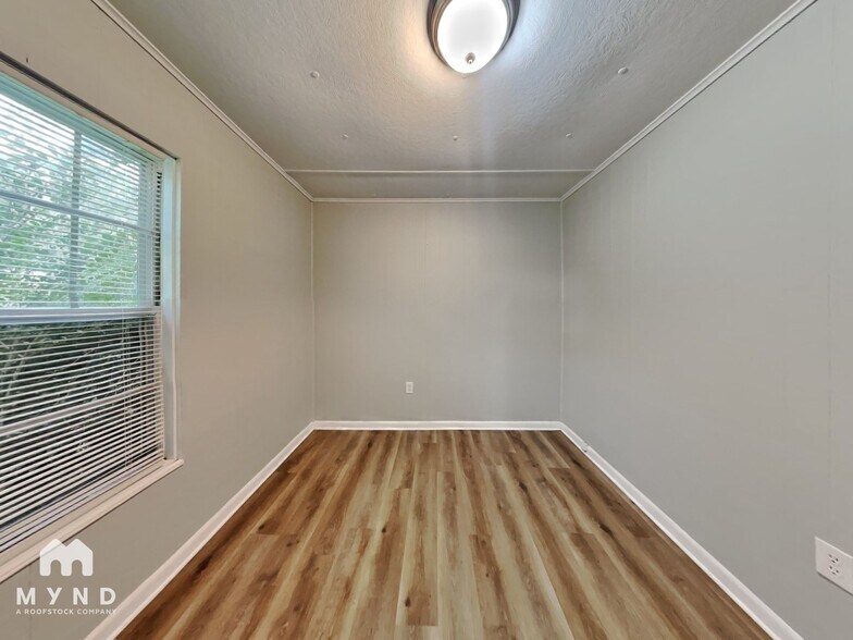 Building Photo - 2225 Lisa Ann Dr