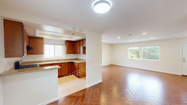 Building Photo - Charming 3-Bedroom, 2.5-Bathroom Home in D...