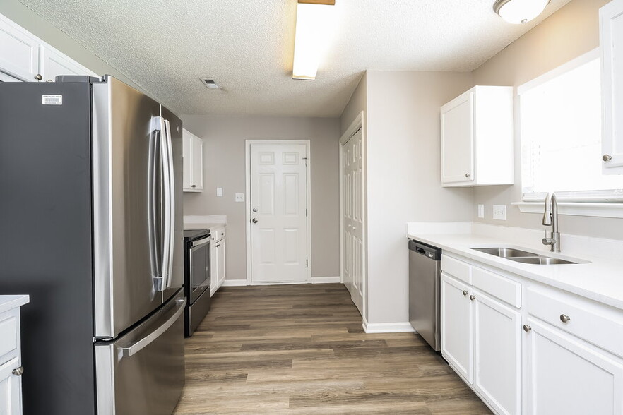 Building Photo - 2749 Fairstone Ave