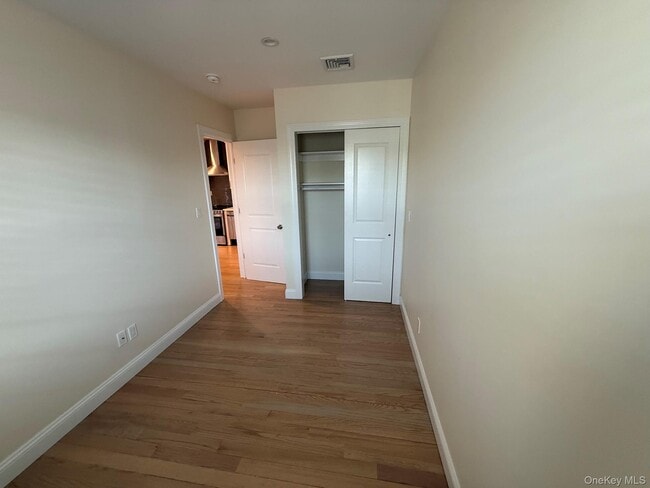 Building Photo - 610 Jericho Tpke