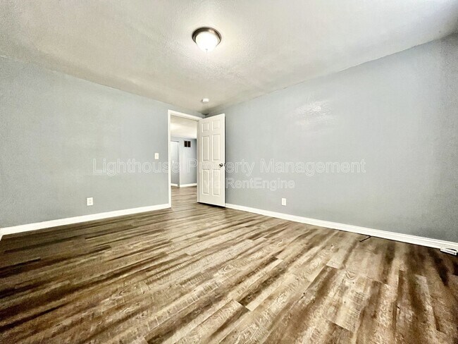 Building Photo - 273 E Forest Ave