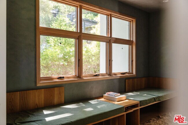 Building Photo - 1149 Old Topanga Canyon Rd