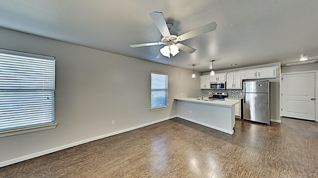 Building Photo - 2 Bedrooms, 1 Bathroom 1 Car Garage Close ...