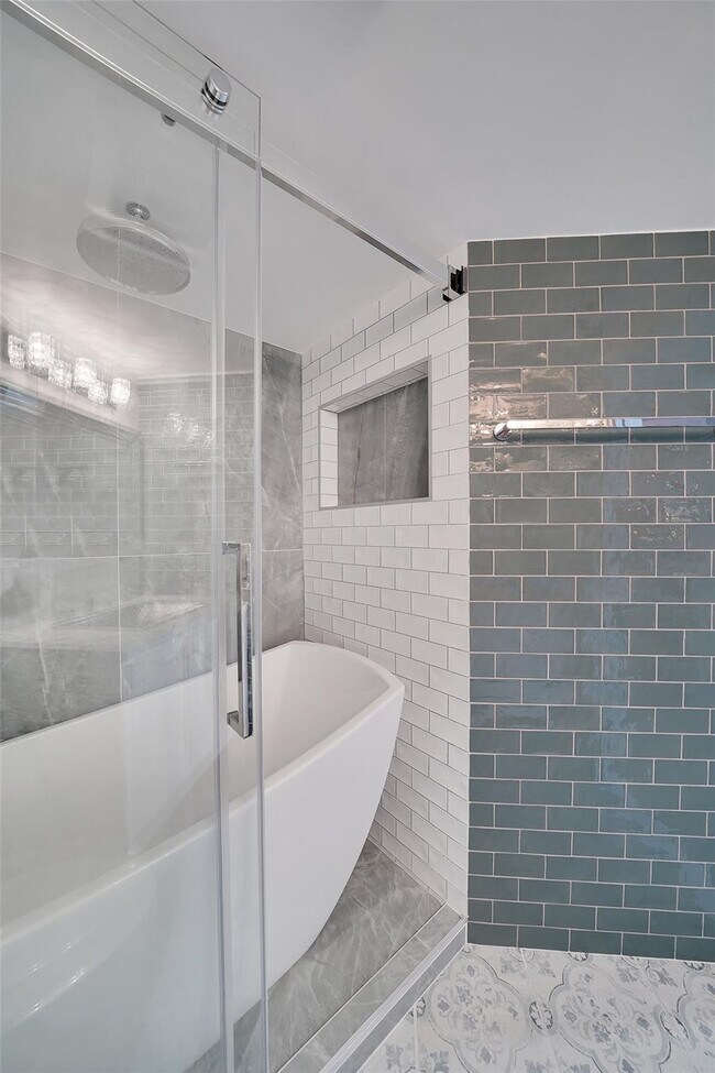 Building Photo - 2021 SE 10th Ave